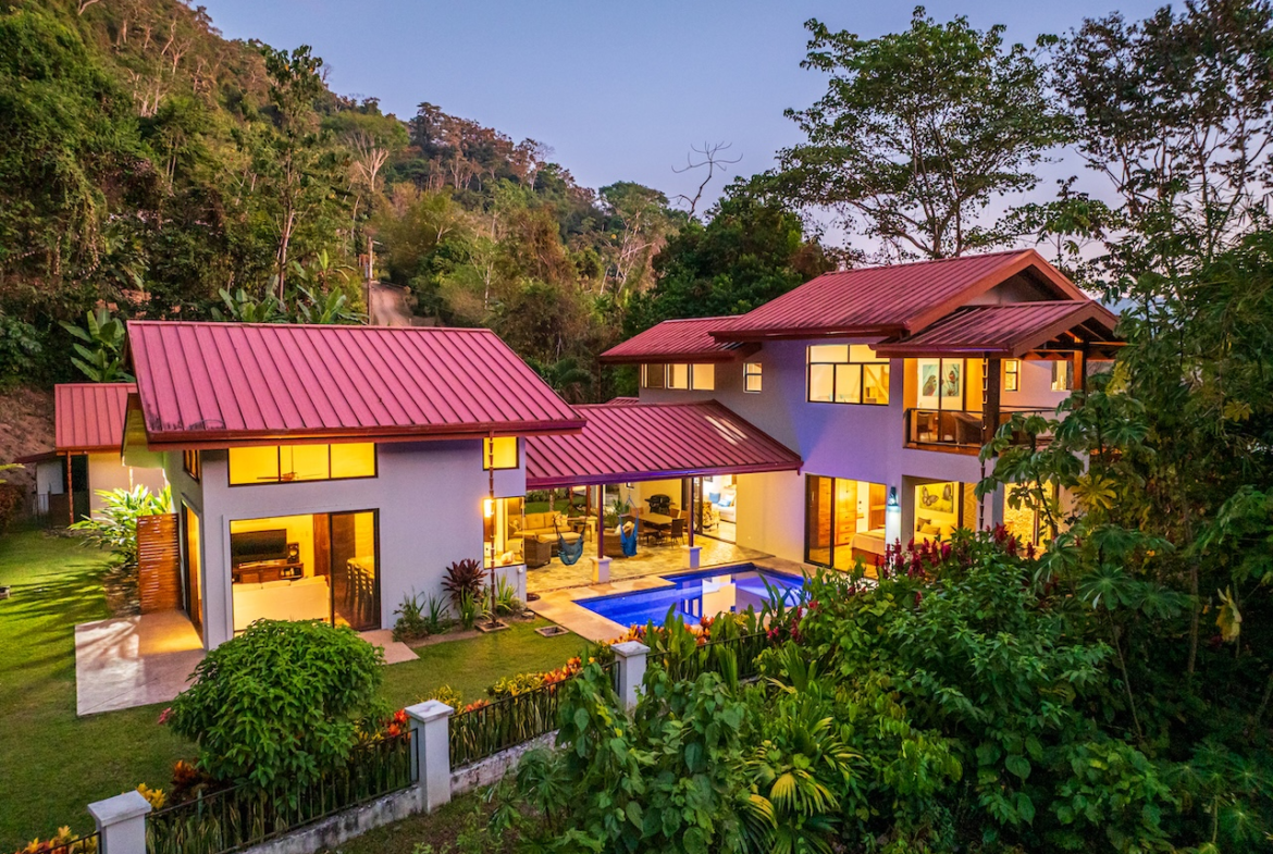 Barú Stunning 2 BR Waterfall Home and 1 BR Guesthouse