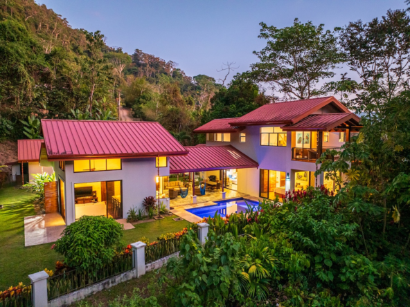 Barú Stunning 2 BR Waterfall Home and 1 BR Guesthouse