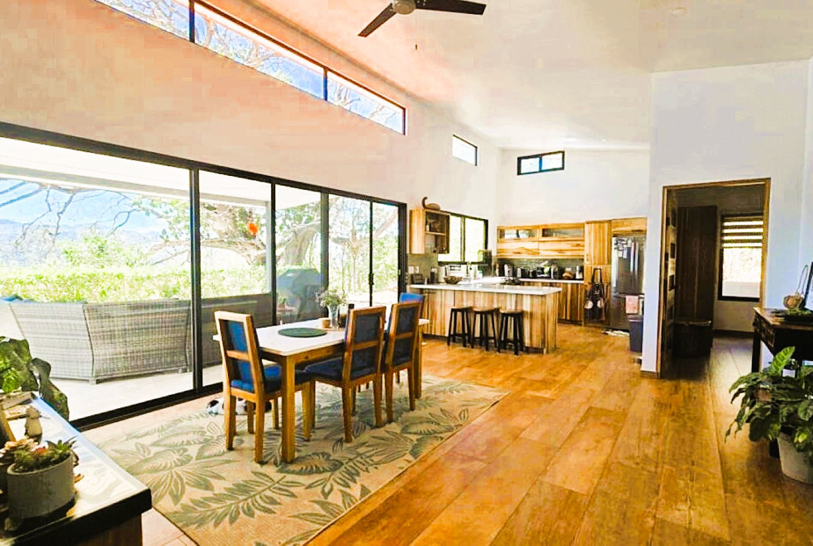 Modern 3 BR Atenas Home with Stunning Mountain Views