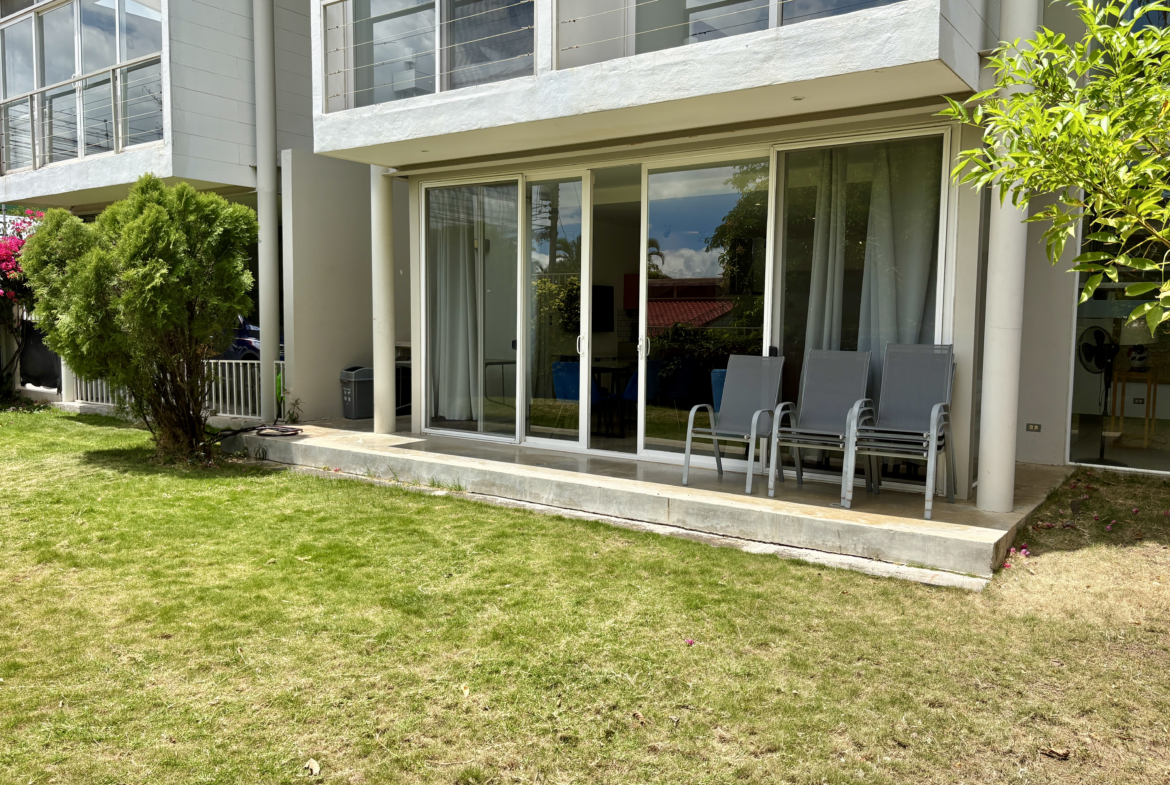 Modern Light-Filled 2 BR Santa Ana Townhouse with Garden