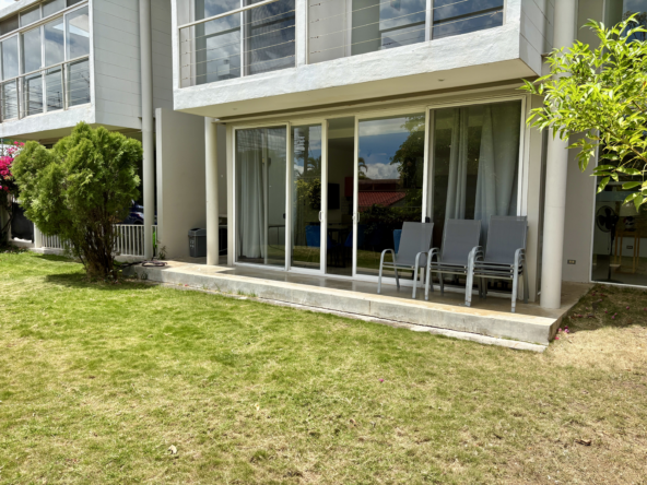 Modern Light-Filled 2 BR Santa Ana Townhouse with Garden