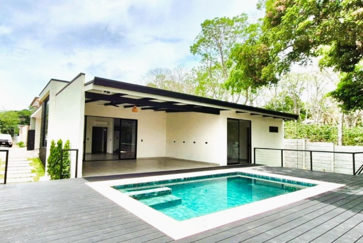 Casa Monstera – New 3 BR Contemporary Atenas Home