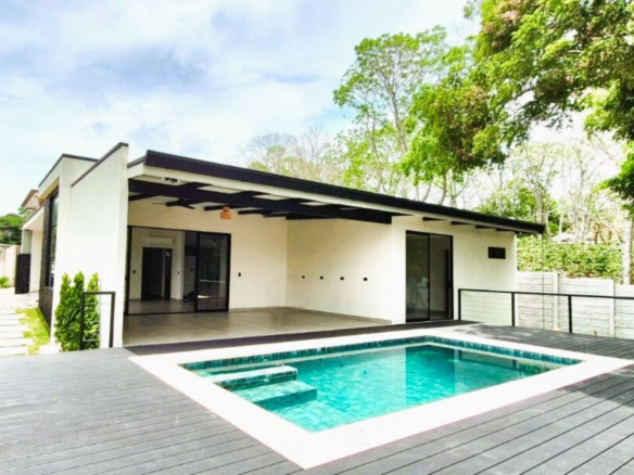 Casa Monstera – New 3 BR Contemporary Atenas Home