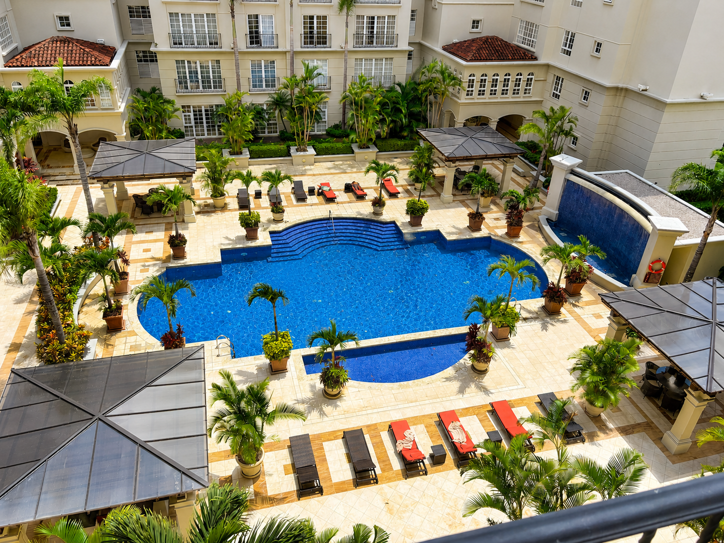 Urban Living in El Cortijo: Luxury 1-Bedroom Apartment in the Heart of Escazú