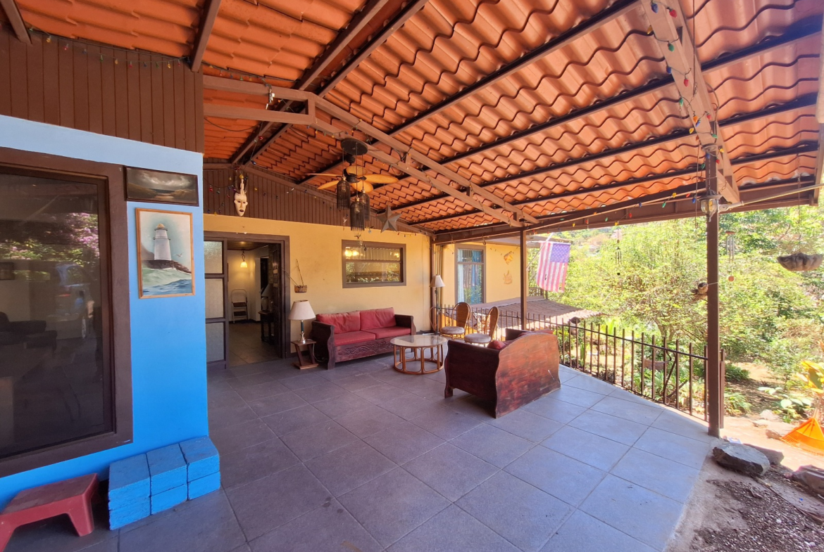 Spacious 3 BR Atenas Charm in Authentic Local Neighborhood